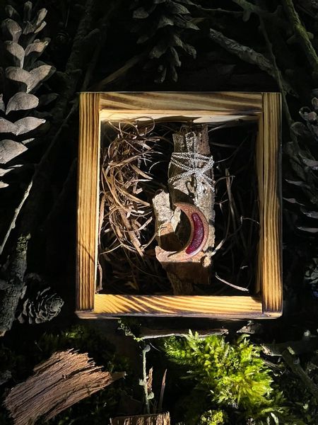 Naszyjnik ręcznie robiony z żywicy epoksydowej i drewna Czerwony Księżyc zdjęcie 6