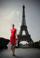 FOTOTAPETA PARYŻ WIEŻA EIFFLA KOBIETA W SUKIENCE