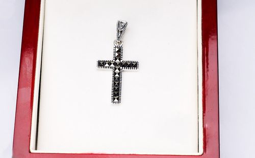 srebrny krzyżyk z markazytami na Arena.pl