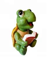 FIGURKA OZDOBNA - ŻÓŁW Z KSIĄŻKĄ