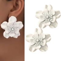 Kolczyki sztyfty białe kwiaty duże widoczne efektowne trendy MODNE damskie