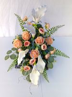 Stroik nagrobny z kaliami i różami w odcieniach brzoskwiniowych