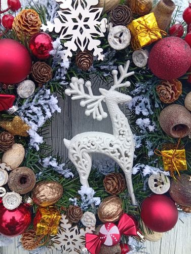 Wianek świąteczny z reniferem 38 cm – czerwono-złoty, bogata dekoracja na Arena.pl