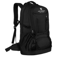 czarny, turystyczny plecak z poliestru zawieszony na regulowanych szelkach