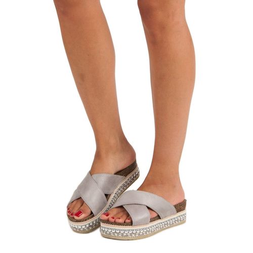 Szare klapki na platformie r.39 na Arena.pl