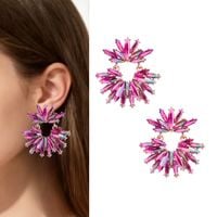 Efektowne złote kolczyki lekkie krótkie średnie wiszą fuksja róż rozety