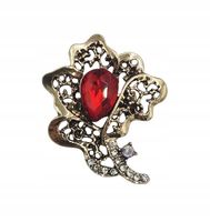 Broszka róża z czerwonym kryształkiem i cyrkoniami ażurowa kolor złoty 3cm