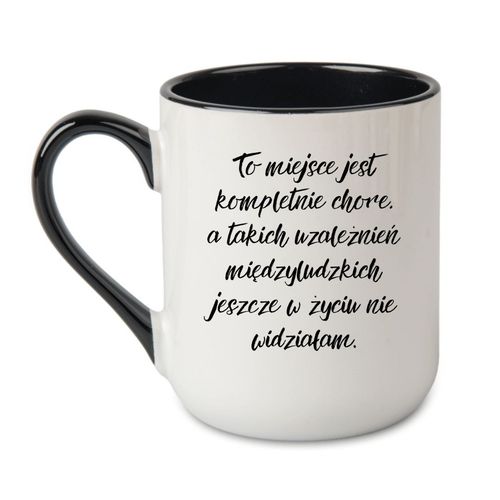 KUBEK "TO MIEJSCE JEST KOMPLETNIE CHORE" Wzór - Elegant Coffee Czarny 330 ml na Arena.pl