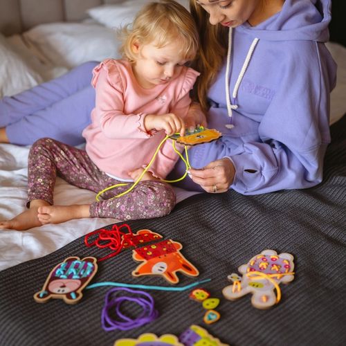 DREWNIANA SZNUROWANKA PRZEPLATANKA NAWLEKANKA MONTESSORI 5W1 EDU WOOPIE na Arena.pl