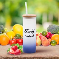 Wysoka szklanka z granatowym dnem, bambusową pokrywką i słomką z Twoim nadrukiem