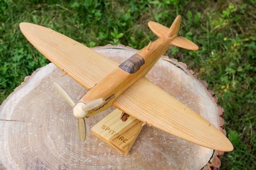 Duży model samolotu "Supermarine Spitfire" na Arena.pl