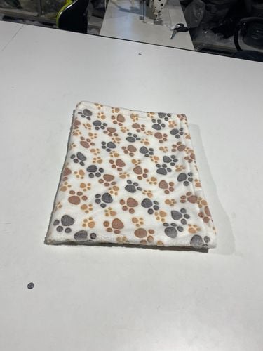 koc polarowy 100x70 cm łapy jasne na Arena.pl