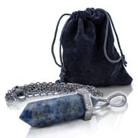 Blue Spot Stone – zawieszka z łańcuszkiem w woreczku