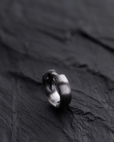 Srebrny kolczyk THE HOOP na Arena.pl