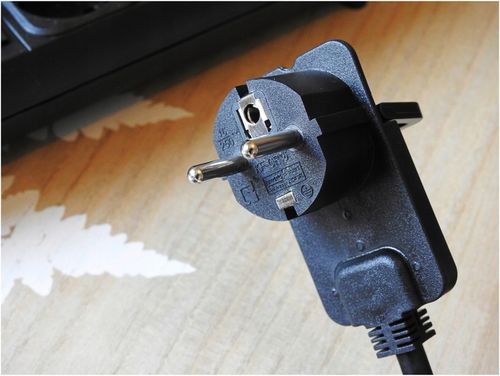 Przedłużacz z PŁASKĄ wtyczką Listwa zasilająca 4 GNIAZDA czarny 2m na Arena.pl