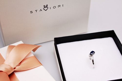 srebrny pierścionek z szafirem i cyrkonią - rozmiar 13 na Arena.pl