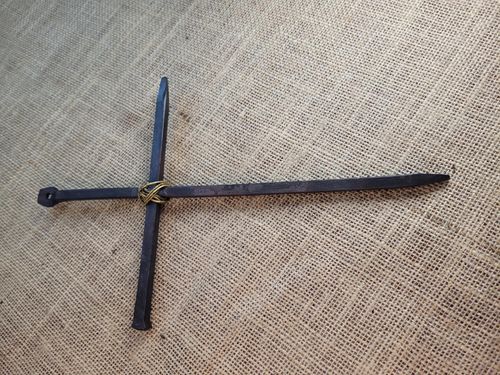 Stalowy kuty krzyż rustykalny z węzłem mosiężnym 30 cm na Arena.pl