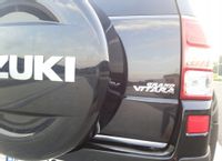 SUZUKI Grand Vitara II 3D - LISTWY CHROM na KLAPE