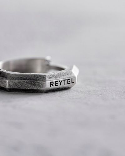 Srebrny kolczyk BRUTAL na Arena.pl