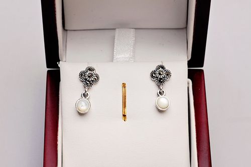 srebrne drobne kolczyki z markazytami i masą perłową - kdm4111 na Arena.pl