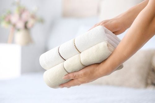 Ręcznik Suzi 70X140 cm niebieski frotte 500 g/m² z bordiurą na Arena.pl