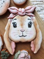 CIASTKO RĘCZNIE MALOWANY ZAJĄCZEK Z KOKARDĄ