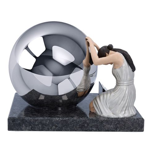 Urna „Smutek” z pogrążoną w żałobie kobietą – artystyczny hołd / Design 2 na Arena.pl