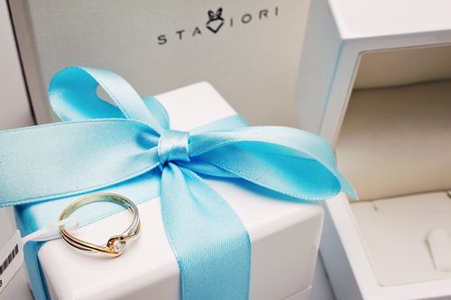 pierścionek zaręczynowy z dwukolorowego złota z brylantem 0,15ct na Arena.pl