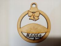 Bombka 9 cm ze sklejki "Kokardka z grawerowanym stroikiem" oraz imieniem