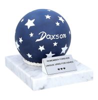 Ręcznie malowana urna dziecięca z gwiazdkami i malowanym imieniem