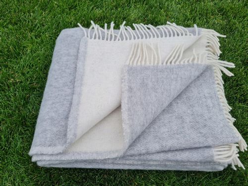 Koc wełniany jagnięcy z frędzlami 160x200 dwustronny popielaty ekri na Arena.pl