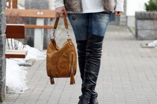 VERA PELLE torebka zamszowa worek z frędzelkami i paskiem V322 oliwkowa na Arena.pl