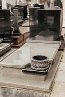 Elegancka Misa Na Pomnik Fioletowa Na Grób Granitowa Okrągła (orion) 30cm