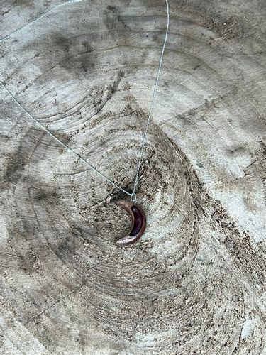 Naszyjnik ręcznie robiony z żywicy epoksydowej i drewna Czerwony Księżyc na Arena.pl