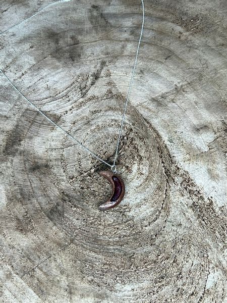 Naszyjnik ręcznie robiony z żywicy epoksydowej i drewna Czerwony Księżyc zdjęcie 4