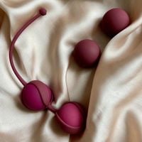 zestaw czterech kuleczek dopochwowych dla kobiet. ćwiczenia pochwy