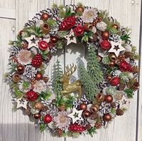 Wianek świąteczny z jeleniem i choinkami – zimowa dekoracja 44 cm