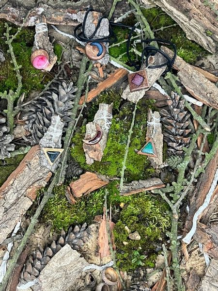 Naszyjnik ręcznie robiony z żywicy epoksydowej i drewna Czerwony Księżyc zdjęcie 7