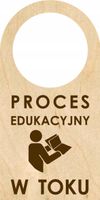 ZAWIESZKA NA DRZWI KLAMKĘ drewniana grawer PROCES EDUKACYJNY W TOKU