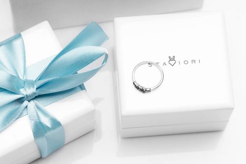 cudowny delikatny pierścionek z czarnymi diamentami w białym złocie na Arena.pl