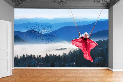 Fototapeta KOBIETA NA HUŚTAWCE NAD WIDOKIEM GÓR na Arena.pl