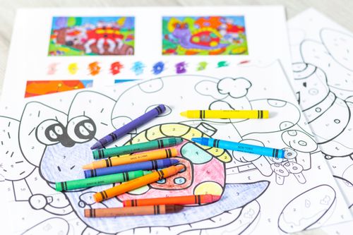 Kolorowanka obrazek rysowanie po numerach kredki na Arena.pl