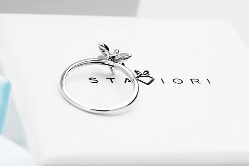 pierścionek motylek z białego złota z diamentem na Arena.pl