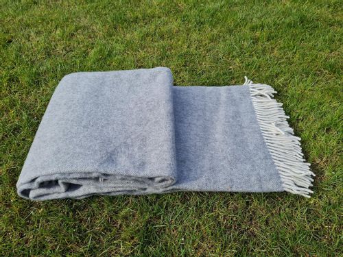 Koc wełniany jednobarwny z jasnymi frędzlami grafitowy na Arena.pl