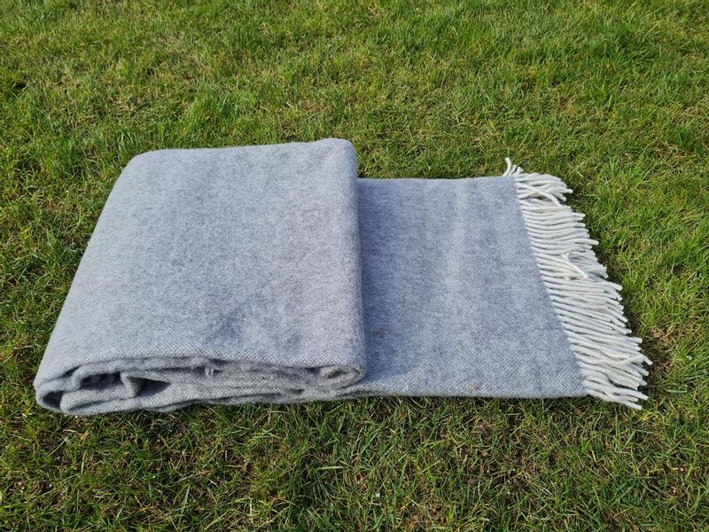 Koc wełniany jednobarwny z jasnymi frędzlami grafitowy zdjęcie 3