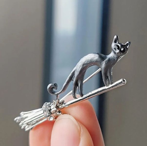 Broszka z cyrkoniami srebrna czarny kot na miotle kotek przypinka zdjęcie 3