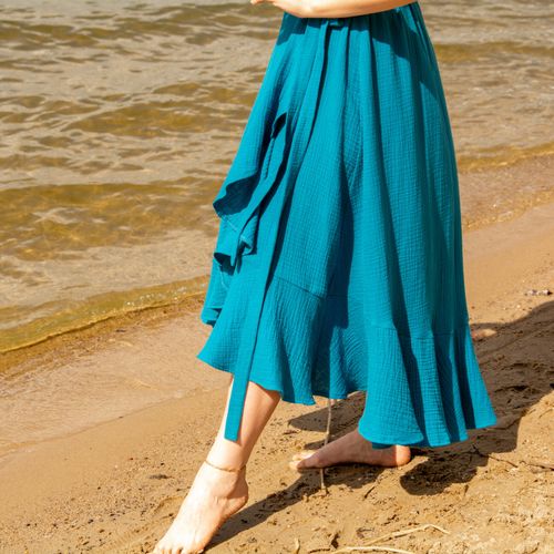 Niebieska bawełniana kopertowa sukienka midi Boho na Arena.pl