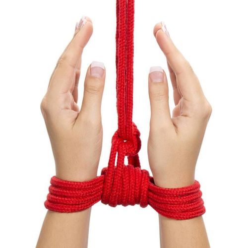 linka, sznur do krępowania rąk i nóg. w kuszącym czerwonym kolorze. na Arena.pl