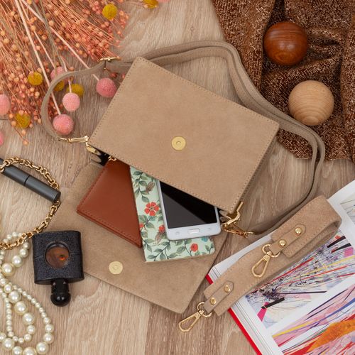 VERA PELLE torebka zamszowa listonoszka z klapą i paskiem V684 beżowa na Arena.pl