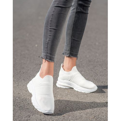 Wsuwane Tekstylne Sneakersy r.40 na Arena.pl